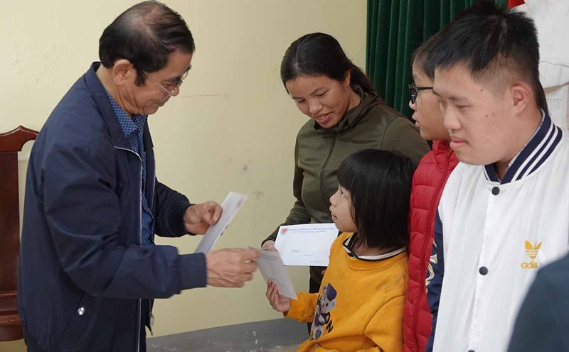 Representatives of the Ha Tinh Association for the Protection of the Disabled and Orphans presented gifts to disabled children and representatives of families of disabled and orphaned children in Ha Tinh. Photo: Tran Tuan.