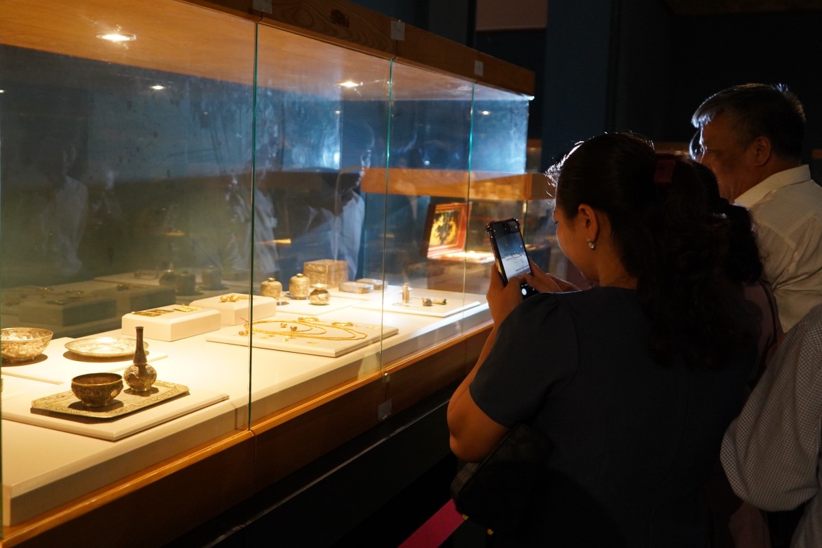 Visitors admire the collection of metal artifacts on display at the Hai Phong Museum, which has just been recognized as a national treasure. Photo: Mai Dung