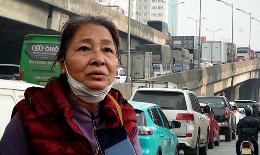 Dân khốn khổ vì không gọi được xe do tắc đường kéo dài chiều 24.1