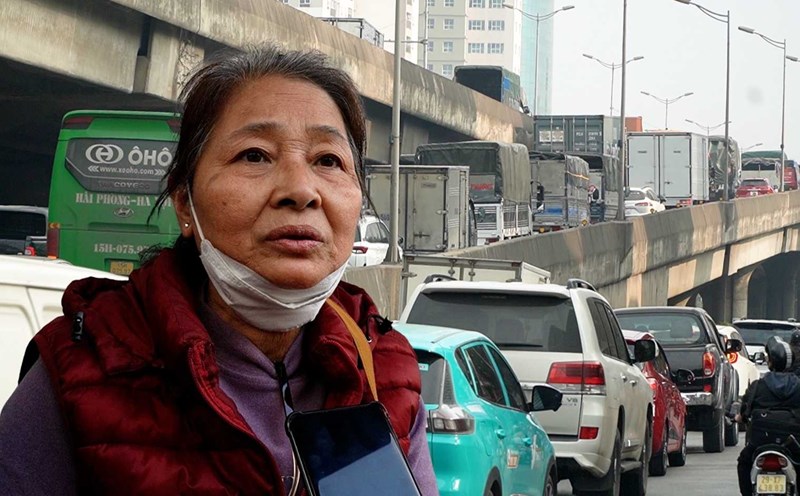 People are miserable because they cannot call a car due to the long traffic jam on the afternoon of January 24