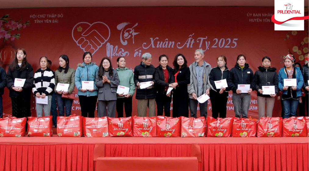 Prudential cooperated with the Central Red Cross Society and the Yen Bai Provincial Red Cross Society to give Tet gifts to disadvantaged households. Photo: Provided by the company