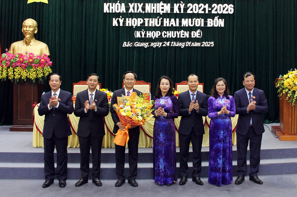 Leaders of Bac Giang province presented flowers to congratulate the new Vice Chairman of the Provincial People's Committee, Pham Van Thinh. Photo: Bac Giang Portal