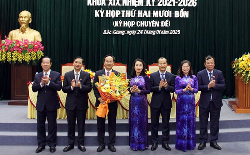 Leaders of Bac Giang province presented flowers to congratulate the new Vice Chairman of the Provincial People's Committee, Pham Van Thinh. Photo: Bac Giang Portal