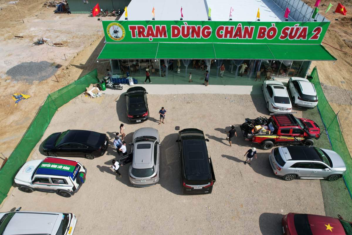 Tram dung nghi tam da giai quyet nhu cau dung nghi, an uong cua nguoi dan tren duong ve que an Tet. Anh: Duy Tuan