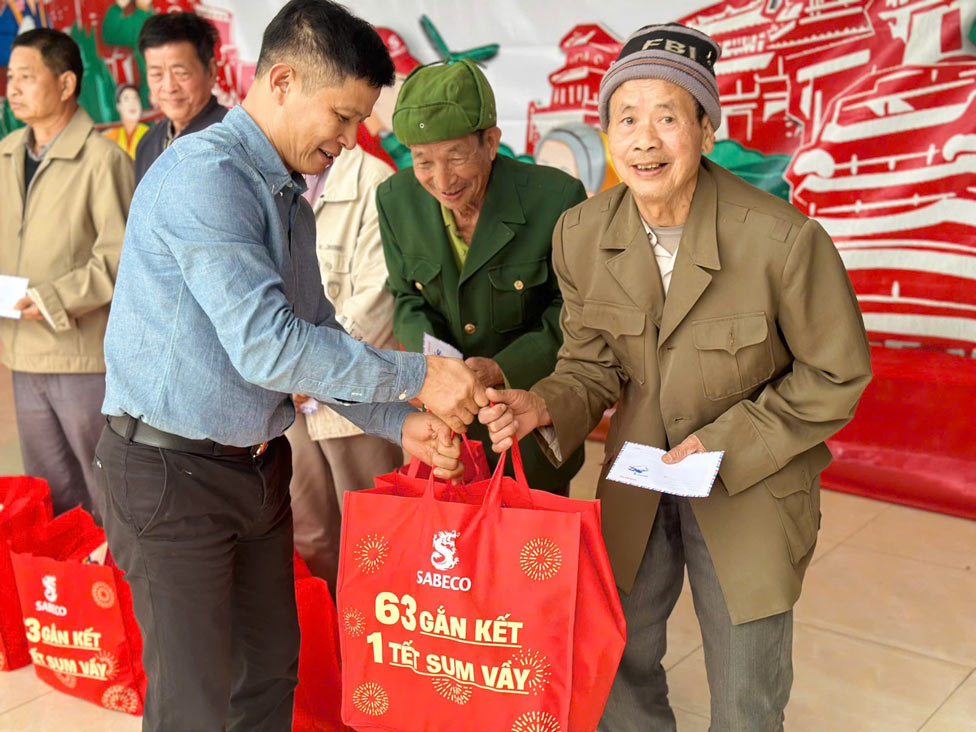 Each Tet gift from Sabeco includes a lucky money envelope worth 300,000 VND and necessities worth 550,000 VND. Photo: Provided by the company
