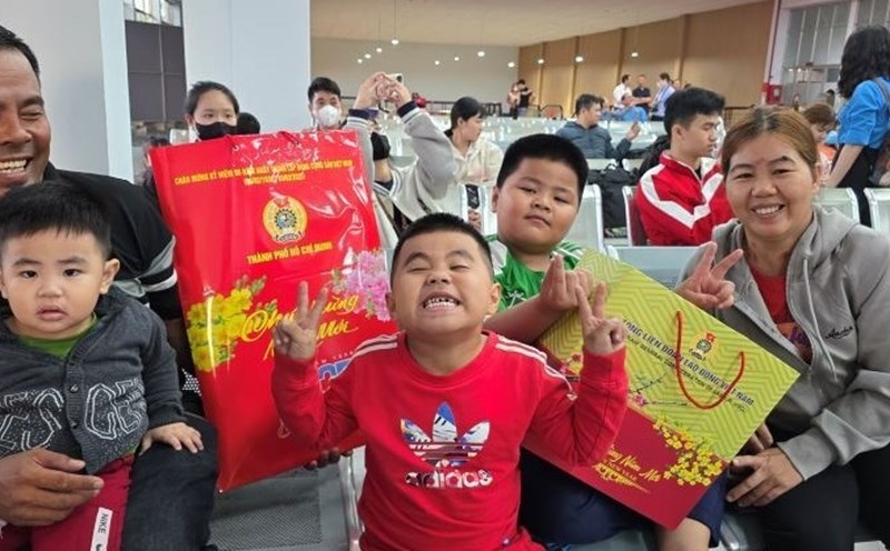 A worker's family is happy to receive a ticket for the Spring train. Photo: Nam Duong