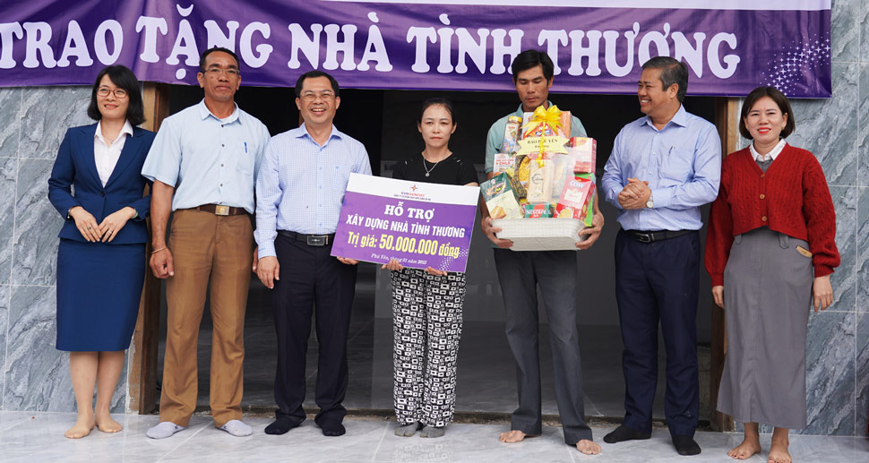 Song Ba Ha Company supports people in Phu Yen to remove temporary houses. Photo: Hong Thanh