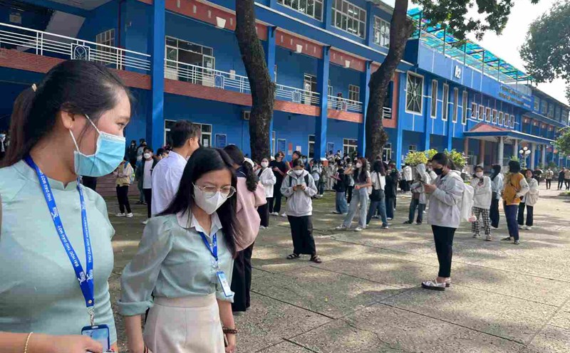 Thu Dau Mot University has refunded 21 billion VND in tuition fees collected in excess of regulations to students. Photo: Dinh Trong