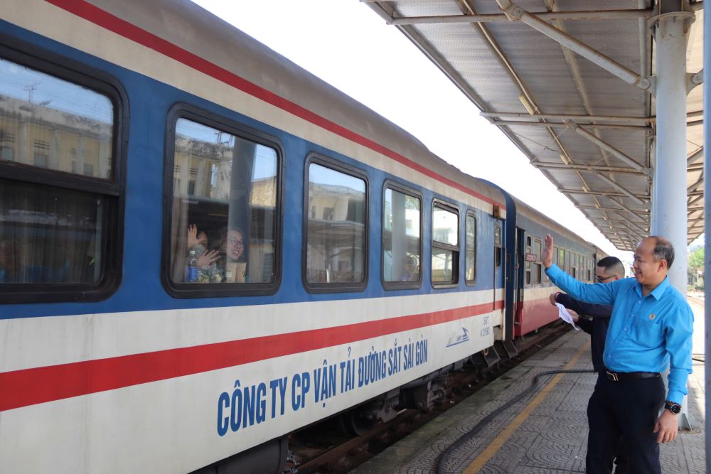Workers return home for Tet after 8 years thanks to the Union train. Photo by Nguyen Linh
