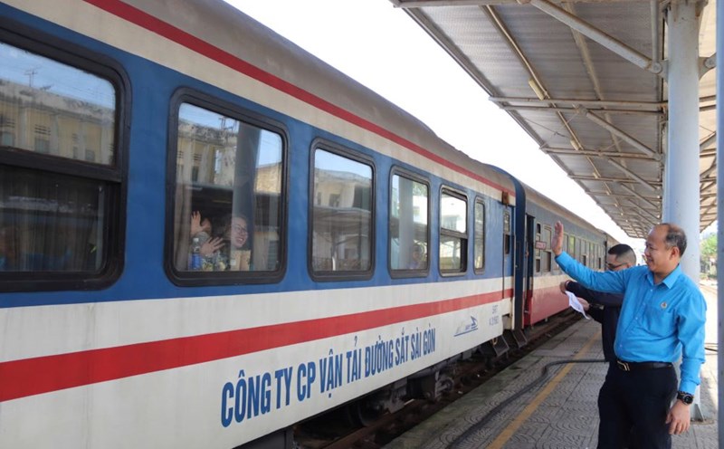 Workers return home for Tet after 8 years thanks to the Union train. Photo by Nguyen Linh
