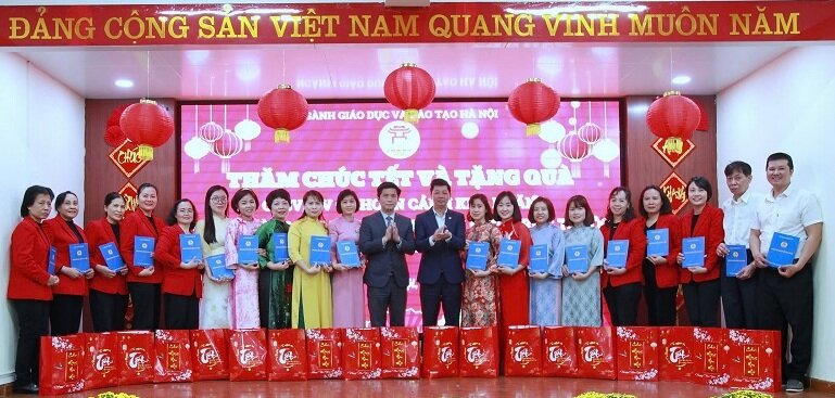 Leaders of the Department and leaders of the Hanoi Education and Training Trade Union presented Tet gifts to teachers at schools. Photo: Trade Union