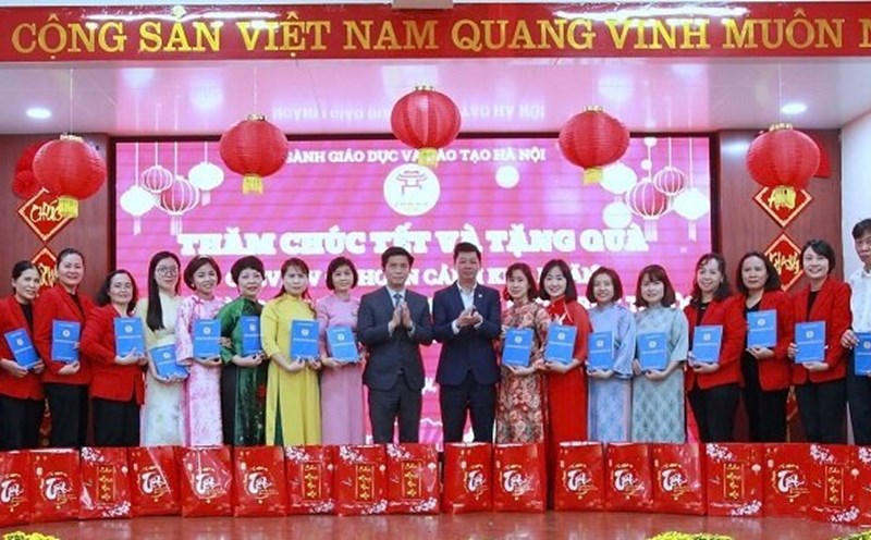 Leaders of the Department and leaders of the Hanoi Education and Training Trade Union presented Tet gifts to teachers at schools. Photo: Trade Union
