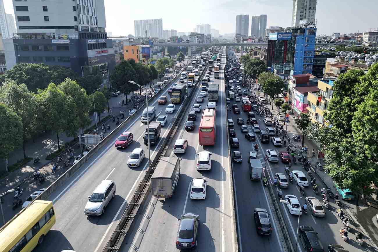 Allowing vehicles to enter the emergency lane on Ring Road 3. Illustration: Huu Chanh