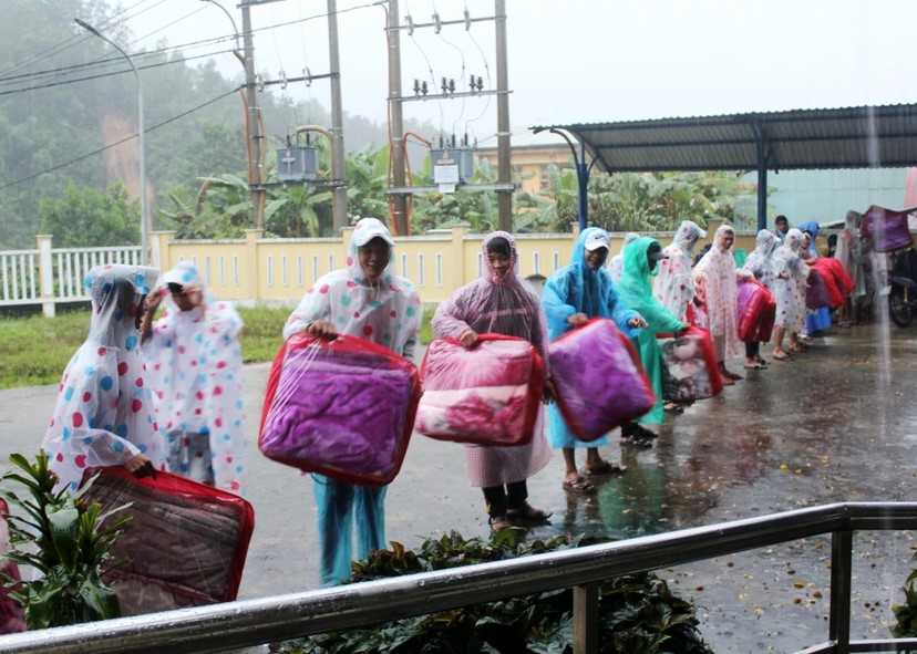 Hang tram hoc sinh Truong THPT Vo Chi Cong, Tay Giang, Quang Nam phai di tan truoc noi lo sat lo. Anh: A Nguoc