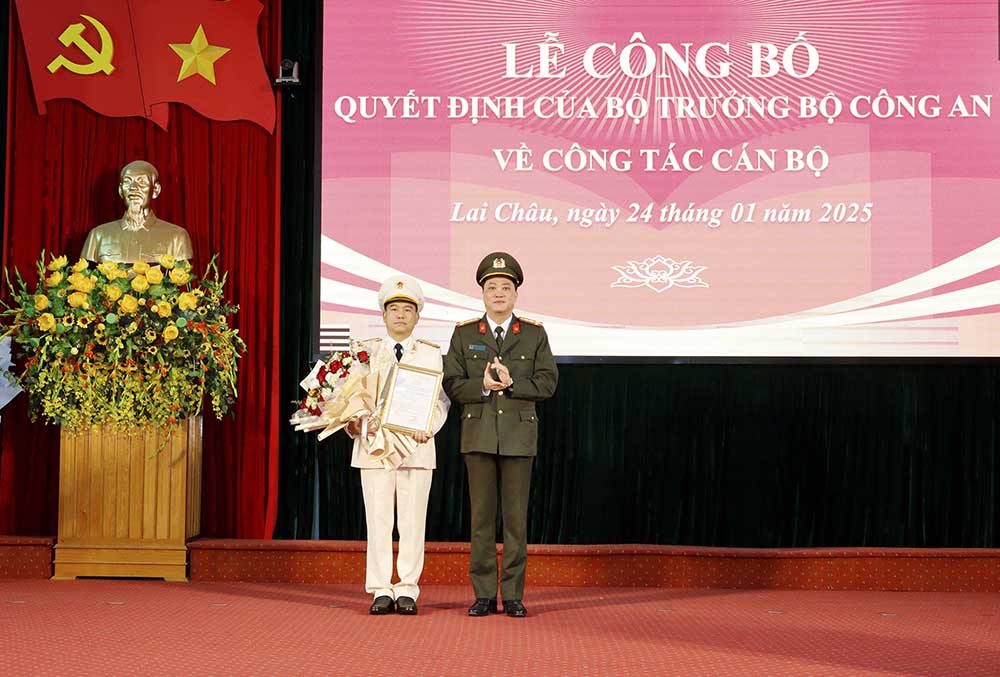 Authorized by the Minister of Public Security, Colonel Nguyen Viet Giang - Director of Lai Chau Provincial Police Department presented the Decision to appoint Lieutenant Colonel Giang A Tang as Deputy Director of the Provincial Police Department. Photo: Lai Chau Police