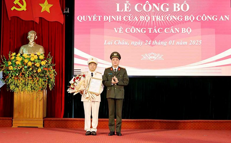 Authorized by the Minister of Public Security, Colonel Nguyen Viet Giang - Director of Lai Chau Provincial Police Department presented the Decision to appoint Lieutenant Colonel Giang A Tang as Deputy Director of the Provincial Police Department. Photo: Lai Chau Police