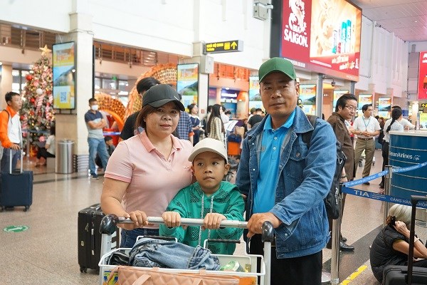 Union flights have helped bring many families home for Tet. Photo: Minh Ngoc