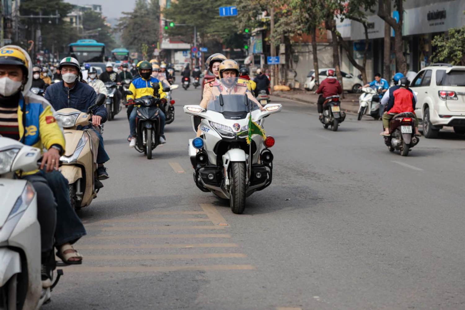 Traffic police guide and control traffic to prevent congestion at the gateways of Hanoi City. Photo: Traffic Police Department
