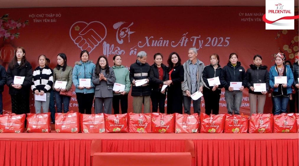 Prudential cooperates with the Central Red Cross Society and Yen Bai Provincial Red Cross Society to give Tet gifts to households in difficult circumstances