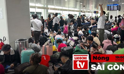 Nóng Sài Gòn: Sân bay Tân Sơn Nhất đông nghịt người về quê