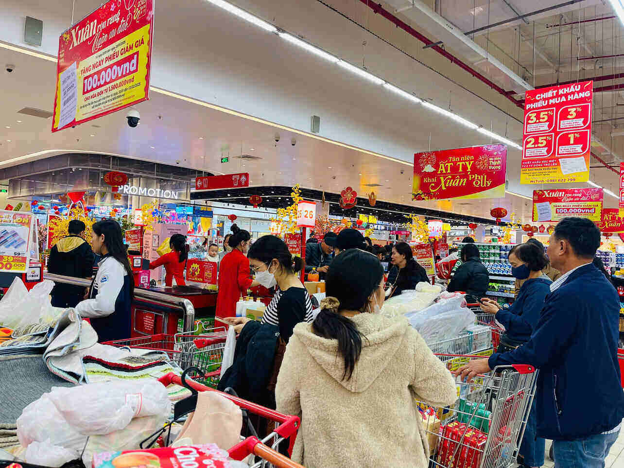 The stalls at GO! supermarket are crowded with shoppers. Photo: Mai Huong