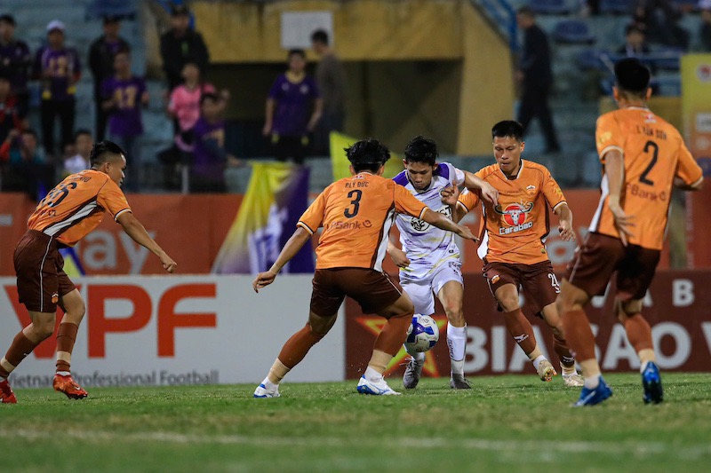 Ha Noi FC gap kho khan truoc doi khach. Anh: Minh Dan