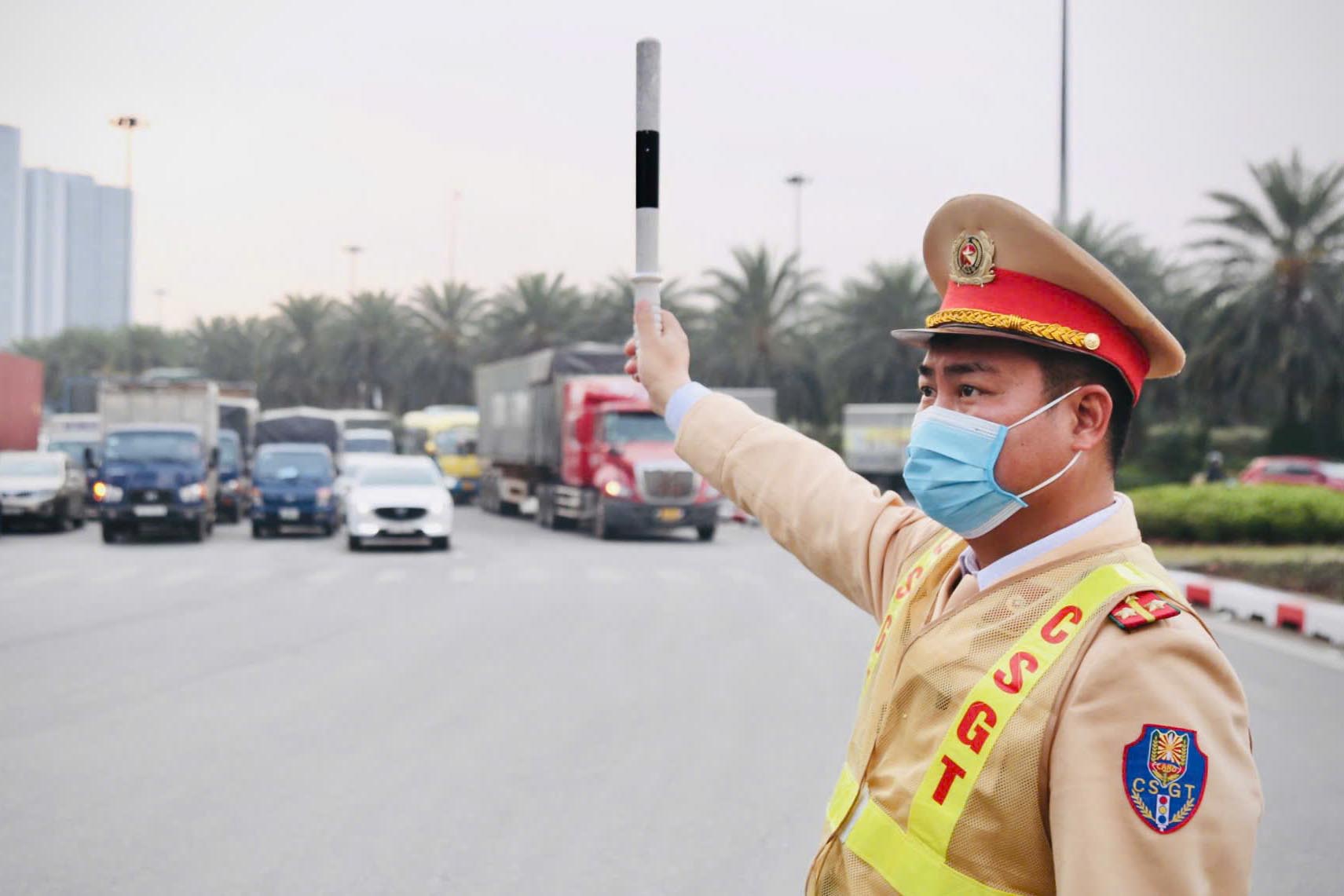 People pay attention to the route and plan to ban and temporarily ban many roads in Hanoi in the coming days. Photo: The Century
