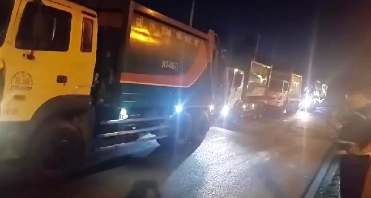 On the evening of January 23, many garbage trucks had to wait outside to enter the Da Phuoc landfill for processing, causing a long traffic jam. Photo: Minh Tam