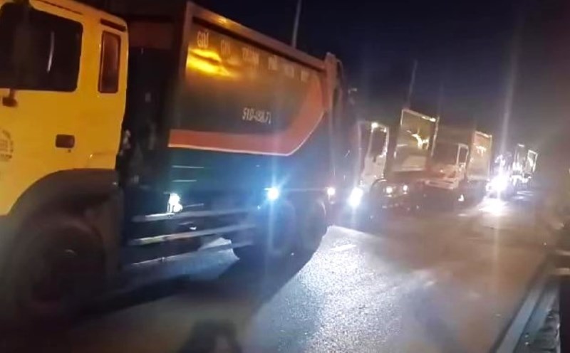 On the evening of January 23, many garbage trucks had to wait outside to enter the Da Phuoc landfill for processing, causing a long traffic jam. Photo: Minh Tam