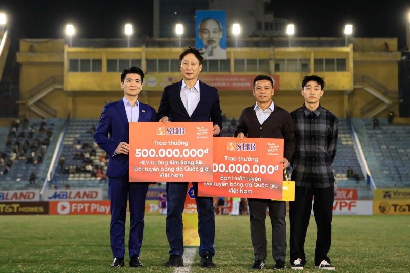 Coach Kim Sang-sik and the Vietnamese team received a bonus of 1 billion VND. Photo: Minh Dan