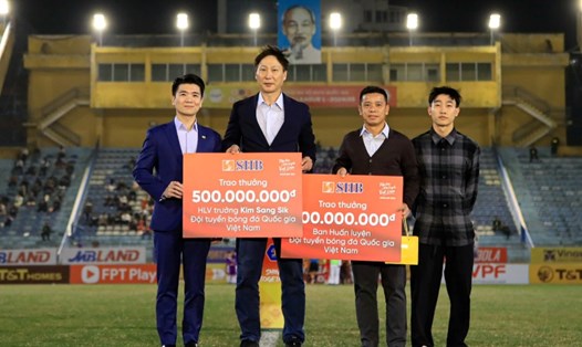 Huấn luyện viên Kim Sang-sik và tuyển Việt Nam nhận thưởng 1 tỉ đồng. Ảnh: Minh Dân