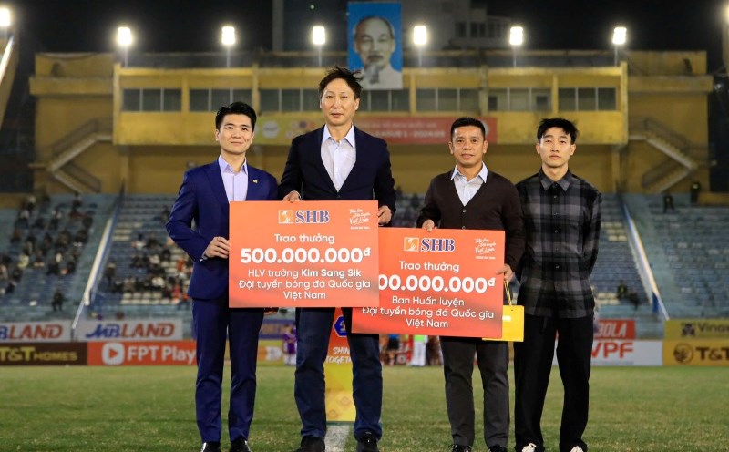 Coach Kim Sang-sik and the Vietnamese team received a bonus of 1 billion VND. Photo: Minh Dan