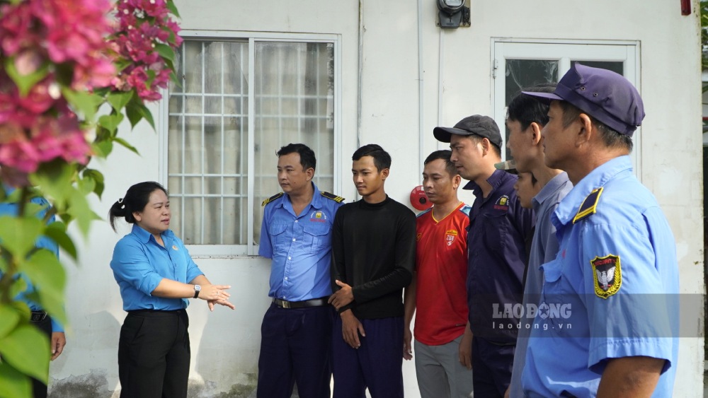 Ms. Truong Thanh Thuy - President of the Kien Giang Provincial Federation of Labor - visited the lives of union members and workers in Chau Thanh district. Photo: Nguyen Anh