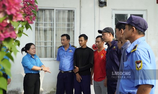 Bà Trương Thanh Thúy - Chủ tịch LĐLĐ tỉnh Kiên Giang - thăm hỏi đời sống đoàn viên, NLĐ ở huyện Châu Thành. Ảnh: Nguyên Anh