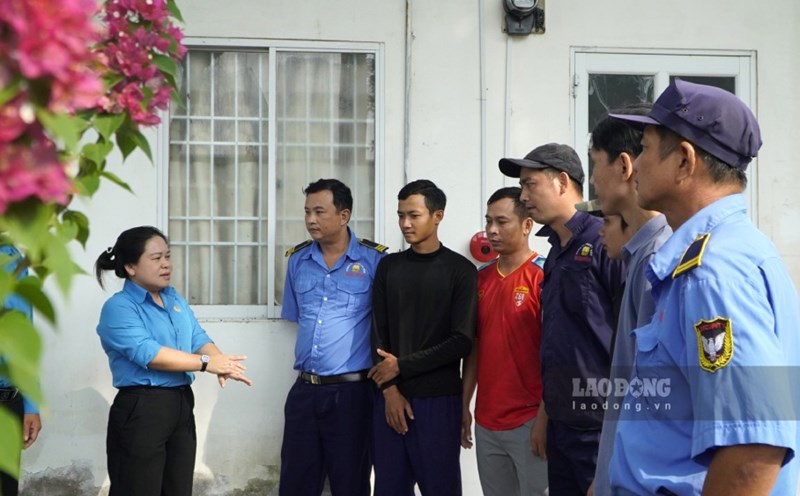 Ms. Truong Thanh Thuy - President of the Kien Giang Provincial Federation of Labor - visited the lives of union members and workers in Chau Thanh district. Photo: Nguyen Anh