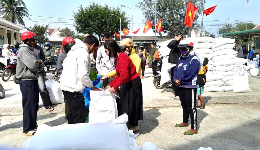 Many poor people received rice on the occasion of Lunar New Year 2025. Photo: Huong Quynh