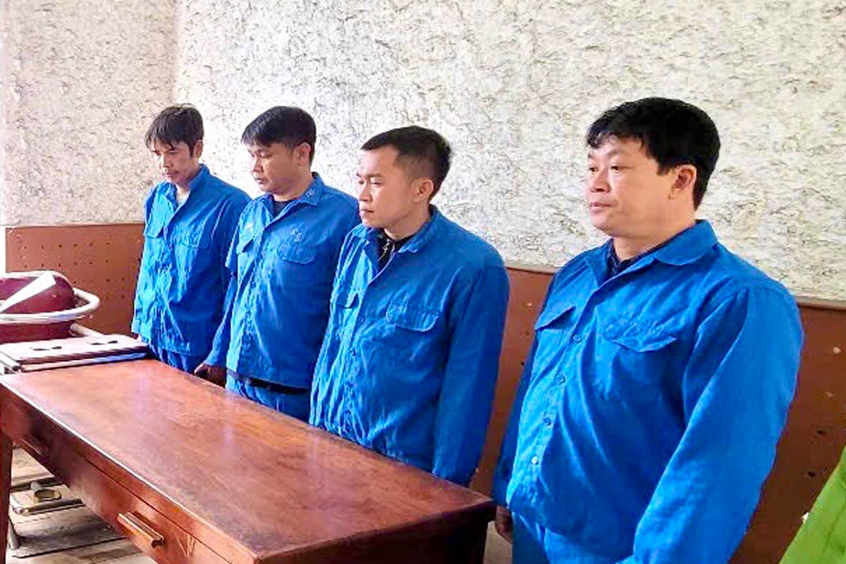 4 đối tượng trong nhóm khai thác, tiêu thụ trái phép đá đen tại TP Đông Triều, tỉnh Quảng Ninh. Ảnh: Công an Quảng Ninh