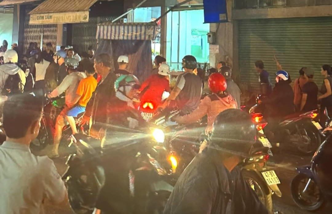 The scene where the man fell from the 3rd floor to the ground and died. Photo: Provided by local residents