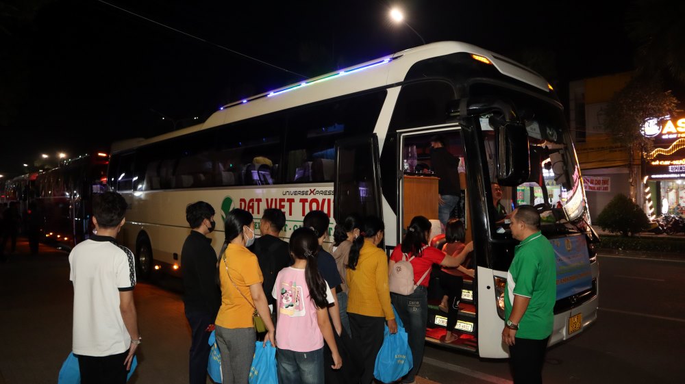 The free bus takes workers in Binh Phuoc home for Tet. Photo: Dinh Trong