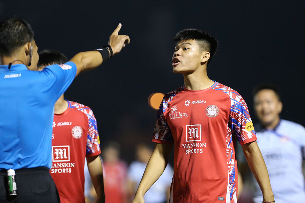 Tran dau tro nen cang thang hon trong nhung phut cuoi khi cau thu 2 doi khong giu duoc “cai dau lanh“. Tuy vay, TPHCM van the hien su ban linh va gianh chien thang chung cuoc 1-0, qua do leo len vi tri thu 9 voi 14 diem sau 11 tran. Con Da Nang van tiep tuc ngup lan o vi tri cuoi bang khi chua the gianh chien thang nao va chi co von ven 4 diem sau 4 tran hoa, 7 tran thua.