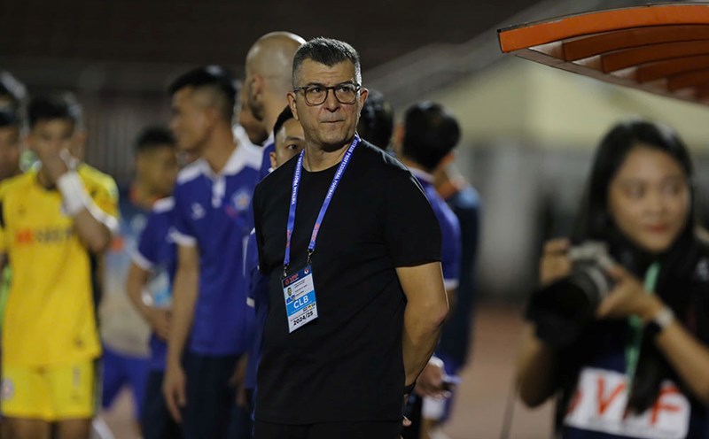 Mr. Roland directly directed and attended the post-match press conference even though he was not the head coach. Photo: Thanh Vu