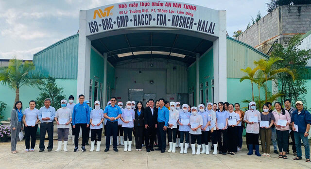 Leaders of Lam Dong Provincial Labor Federation visited and presented gifts to workers of An Van Thinh Food Company Limited on the occasion of Lunar New Year 2025. Photo: H.Thanh