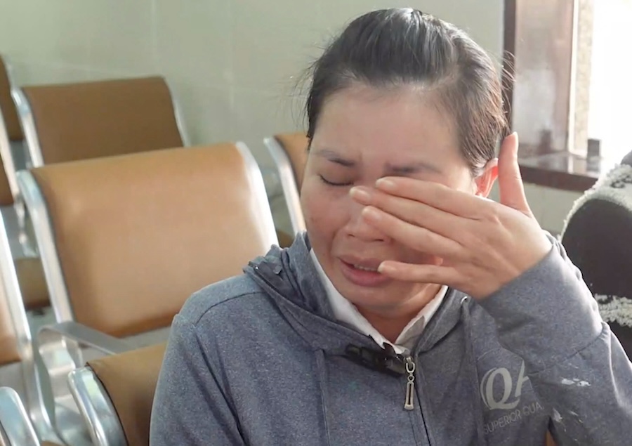 Ms. Trinh Thi Vu, a worker at Hoa Khanh Industrial Park (Da Nang City), burst into tears when she received support for a train ticket to return home for Tet. Photo: Nguyen Linh