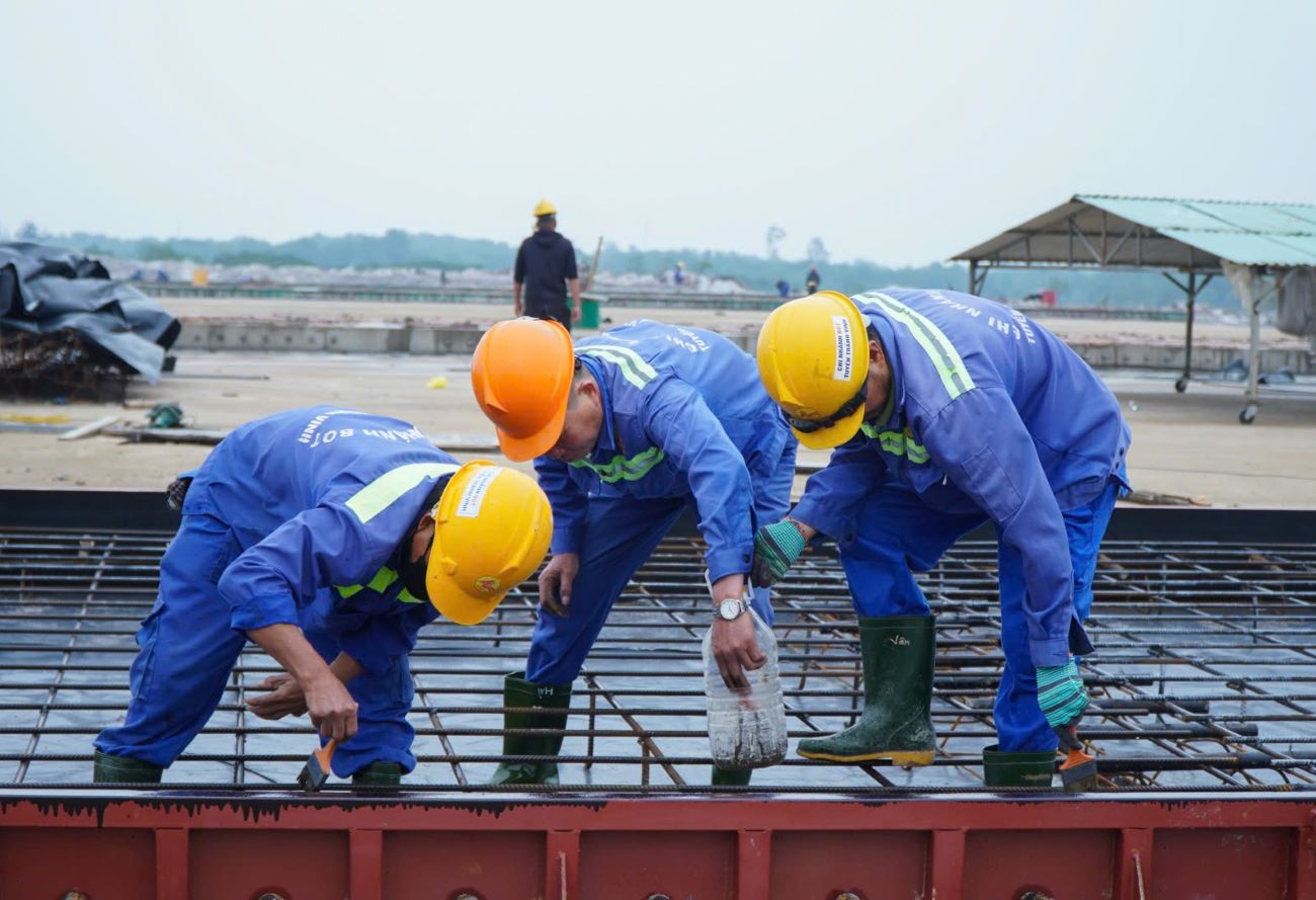 Workers constructing the aircraft parking area of ​​the Quang Tri airport project. Photo: M. Dung