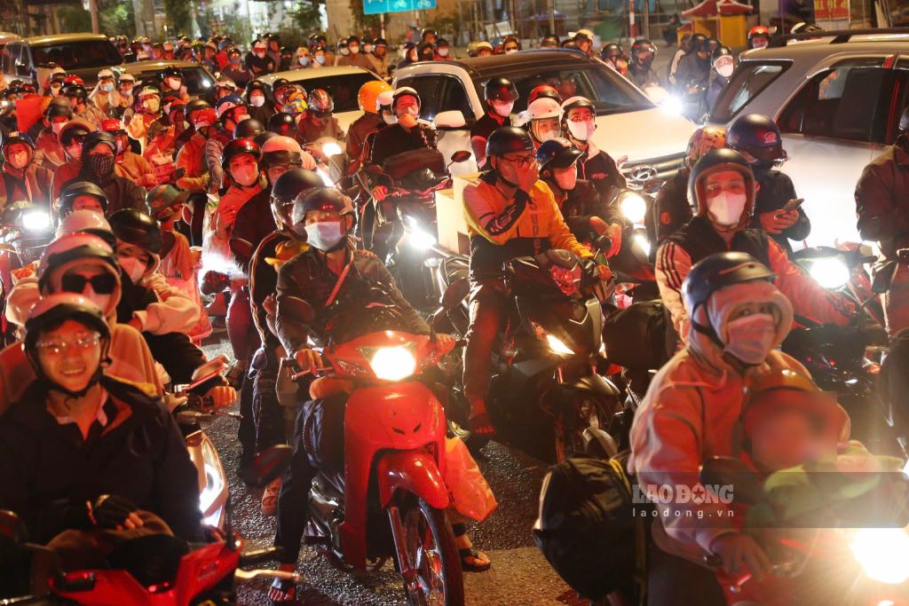 Ghi nhan tren Quoc lo 1 va Quoc lo 60 (tren dia ban tinh Tien Giang), toi 24.1, cang ve toi dong nguoi tu cac tinh thanh khu vuc mien Dong Nam Bo ve que nghi le cang dong.