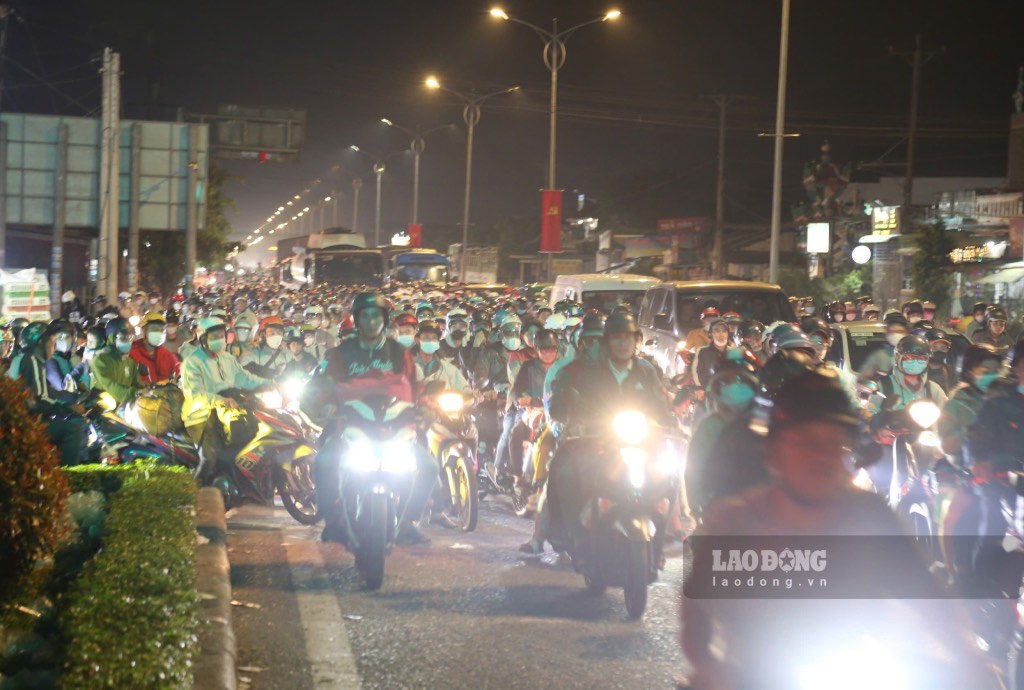 Du duong xa, di duong vat va. Nhung voi nhieu nguoi lao dong xa que, day la ky nghi dai nhat ve que de sum vay ben gia dinh don Tet At Ty 2025.