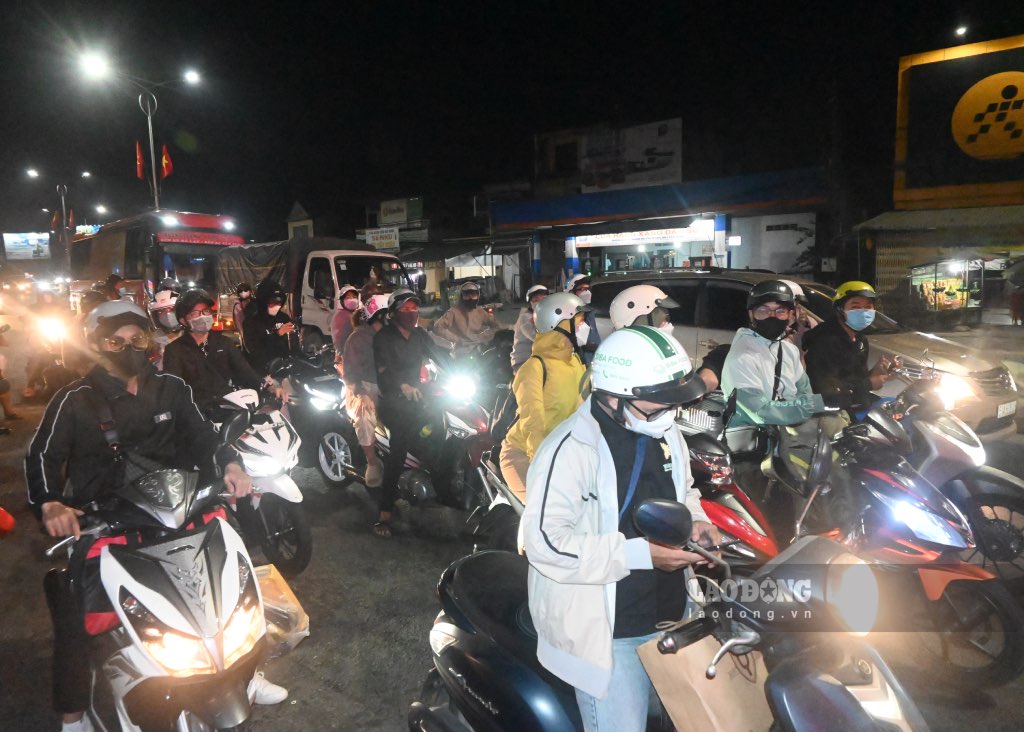 Duong ve que xa, nguoi lao dong di chuyen xuyen dem.