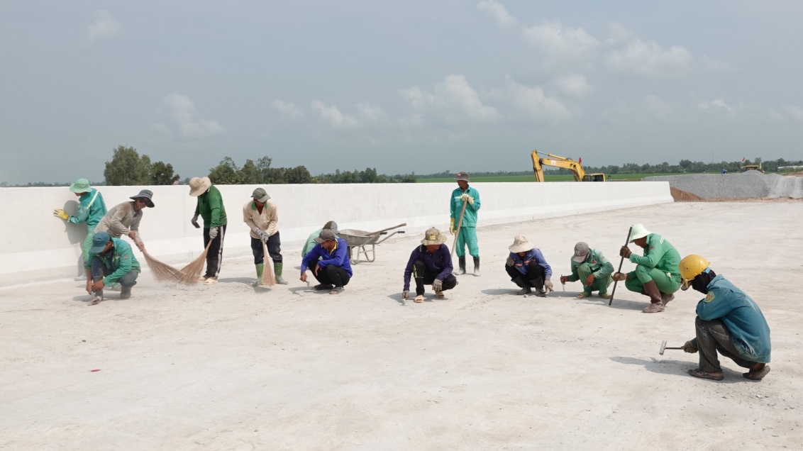 Tai cau Lo Da thuoc huyen Vi Thuy, tinh Hau Giang, cac cong nhan thi cong duong cao toc Can Tho – Ca Mau van miet mai lam viec. Anh: Ta Quang