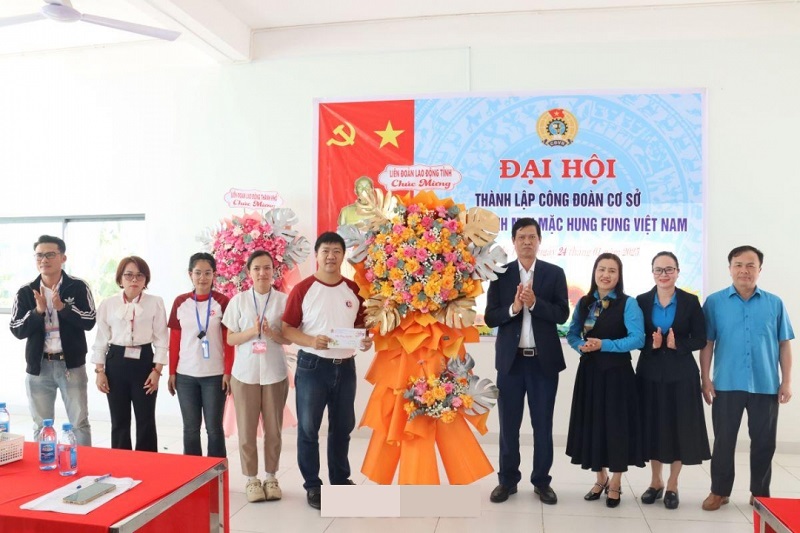 Leaders of Dak Lak Labor Federation presented flowers and gifts to congratulate the Congress of establishing the Labor Union of Hung Fung Vietnam Garment Company Limited. Photo: Hong Chuyen