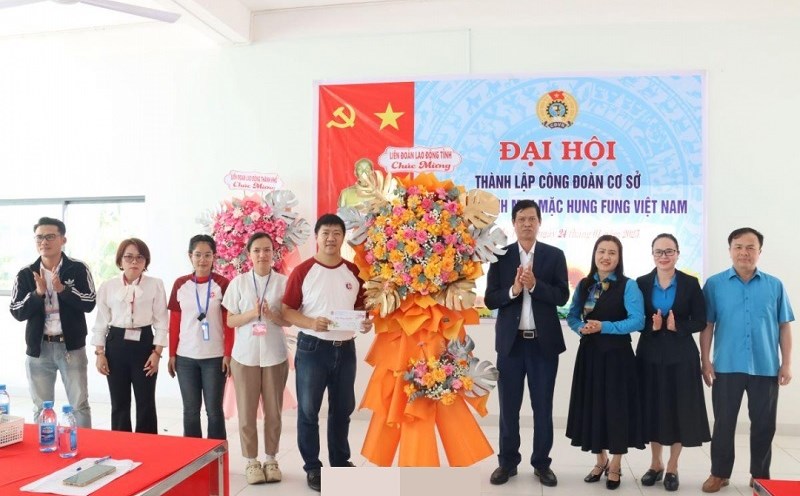 Leaders of Dak Lak Labor Federation presented flowers and gifts to congratulate the Congress of establishing the Labor Union of Hung Fung Vietnam Garment Company Limited. Photo: Hong Chuyen